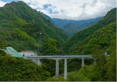 成蘭鐵路躍龍門隧道建設使用電動葫蘆